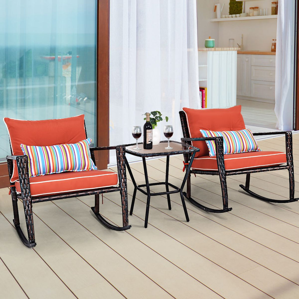 Ensemble de Jardin avec 2 Fauteuils  Bascule et 1 Table Basse en Verre Tremp Tous Coussins Inclus en Rotin PE -
